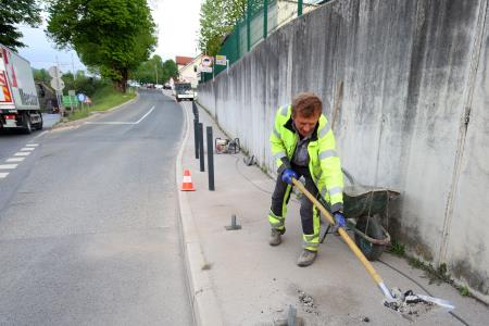 POSTAVLANJE NOVIH STEBRIČKOV NA RAKEKU 10 FOTO LJUBO VUKELIČ